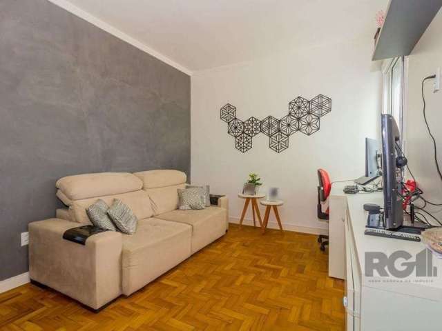 Ótimo apartamento de 73m² no Centro Histórico! O imóvel possui 2 dormitórios, banheiro social, living para dois ambientes, cozinha americana, área de serviço separada e dependência (atualmente está co