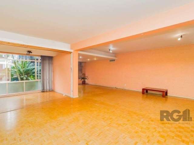 Amplo apartamento com living espaçoso a sala de TV, sala de jantar, gabinete, lavabo, hall de entrada, 3 dormitórios sendo uma suíte, banheiro social, cozinha/copa, área de serviço com churrasqueira, 