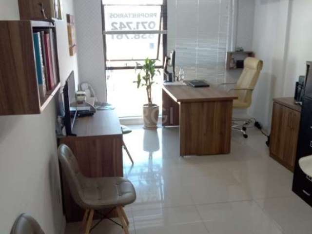 Sala comercial mobiliada com móveis planejados bem decorada, com split, piso em porcelanato, banheiro todo reformado, ótima orientação solar, próximo ao polo jurídico, shopping Praia de Belas, ótima l