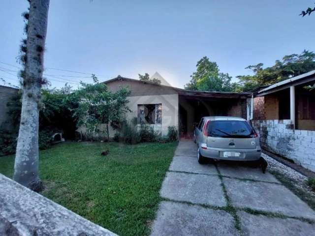 Vende excelente casa térrea de 2 dormitórios, sala, cozinha, banheiro, área de serviço, garagem coberta fundos e laterais toda murada, amplo pátio na frente e nos fundos, inúmeras possibilidades. Exce