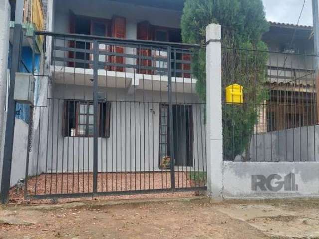 Sobrado recém reformado, com 03 dormitórios, sala, cozinha, área de serviço com churrasqueira, pátio na frente e nos fundos.&lt;BR&gt;Próximo de todos os recursos do bairro como mercado, padarias, pos