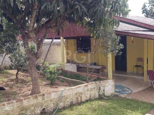 Vende-se Residência antiga com 3 dormitórios, 2 banheiros, sala e cozinha conjugada. totalizando são 9 peças &lt;BR&gt;Não aceita financiamento, somente contrato de compra e venda!