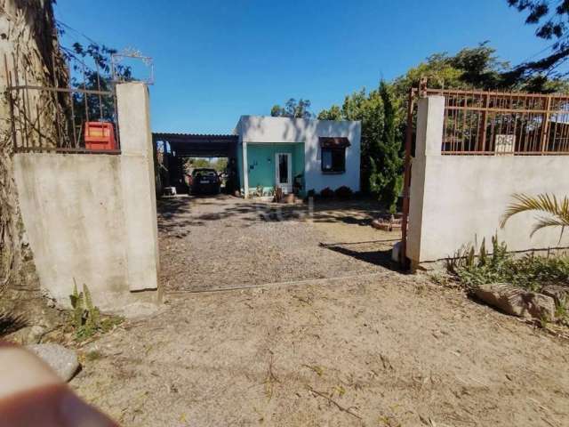 Ótima Casa com 2 Dormitórios, sala, cozinha,  um banheiro. Todas as peças bem amplas.&lt;BR&gt;um pátio bem amplo na frente  e nos fundos. Aceita carro e estuda proposta Agende já sua Visita!