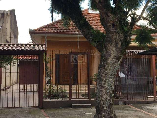 Ótima casa térrea: 3 dormitórios, banheiro com box de vidro, cozinha com área de serviço, lavanderia, quiosque junto a garagem para 4 carros, piso parquet, porta de vidro separando para os ambientes, 