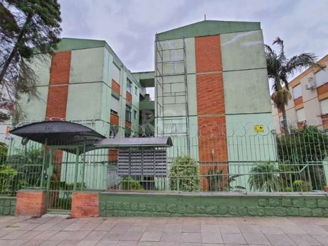 Belo Apartamento com 3 dormitórios, sol nascente, silencioso, living com 2 ambientes, piso parquet, banheiro social decorado, ampla cozinha, área de serviço e 1 box descoberto. Condomínio com portaria