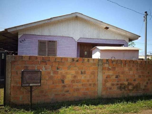 Casa mista composta de 5 dormitórios, sala , cozinha, 2 banheiros sociais, área de serviço e garagem coberta para dois carros. OB: não aceita financiamento. localização próximo á todos recursos do bai