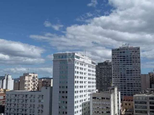 Vende sala em andar alto na região central  com 50,21 m² de área útil, piso parquet, banheiro.&lt;BR&gt;&lt;BR&gt;Condomínio oferece: Portaria 24 horas com catraca de identificação, elevadores moderno