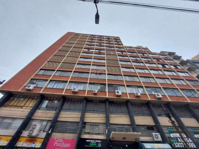 Vende apartamento de dois dormitórios, peças amplas, 95,7m² privativos, frente à fundos, sendo sala para Cel. Vicente, 01 banheiro com banheira, área de serviço. Condomínio conta com portaria 24h, zel