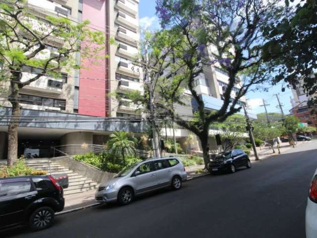 Sala comercial com área privativa de 38 metros quadrados localizada em excelente ponto comercial, quase na esquina da Avenida Carlos Gomes, no bairro Três Figueiras. O imóvel conta com divisórias inte