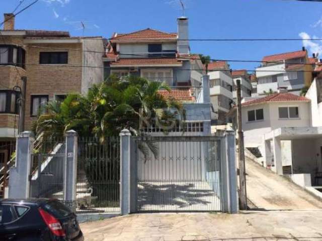 Excelente Residência 5 Dormitórios sendo 1 suíte, Garagem 3 Carros, Piscina, Lareira, Churrasqueira, Vista para o Guaíba, Portão Eletrônico, Sacada, Terraço, Sótão.