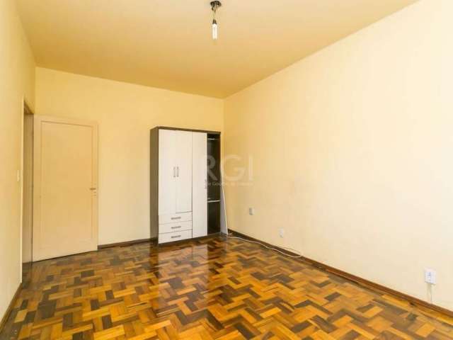 Amplo 01 dormitório, espaçoso e grande sala estar/jantar, piso em parquet,  Banheiro Social e  Cozinha ampla, reformados,  em ótimo estado,, amplas janelas com persianas e pé direito alto.  Área de Se