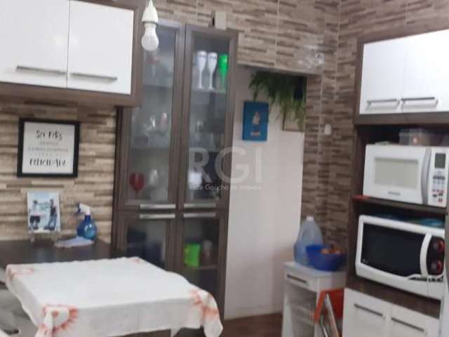 Apartamento totalmente reformado, Tem 02 dormitórios, banheiro social,  sala com ampla claridade, a cozinha foi integrada com a área de serviço assim o banheiro auxiliar