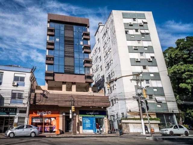 Excelente sala comercial,  já dividida em  dois ambientes,  totalmente reformada, ficam Split e móveis. Edifício com portaria e elevador,  ideal para consultório ou advogado. Bem localizada : Av. Prot