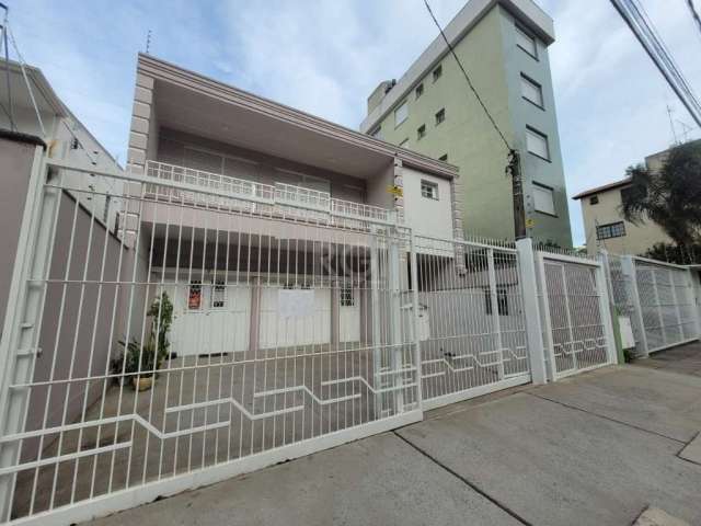 Excelente casa estilo sobrado, 4 dormitórios, com loja independente na frente,  pátio enorme,  podendo ser comercial e/ou residencial, documentação ok, financia, aceita FGTS.