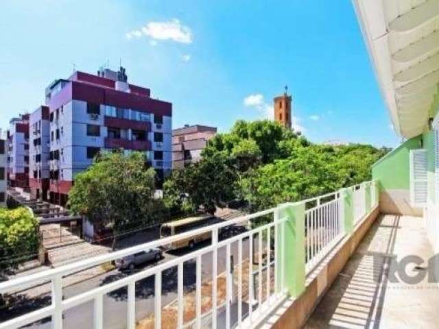 Ótima cobertura duplex no bairro Santo Antônio, desocupada, frente, com 252m², com 4 dormitórios e 2 vagas. Possui no andar inferior: living amplo para 2 ambientes, sala de estar com lareira, lavabo, 