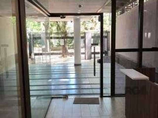 Libertas Imobiliária aluga sala comercial de aproximadamente 30m² no Bairro Floresta. Imóvel localizado em andar alto, posição fundos, ampla e bem arejada, piso porcelanato, espera para copa, teto em 