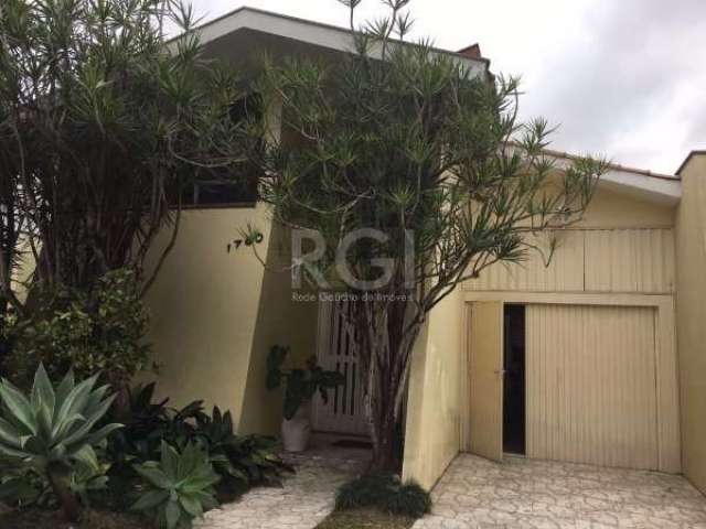 Casa com excelente ponto comercial, área construída de 300m². Composta de 03 amplos dormitórios, sendo 01 suíte, sala de jantar e estar com lareira, sala de apoio, gabinete que pode ser usado como mai