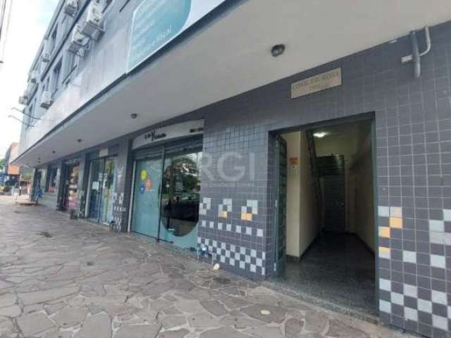 Excelente sala comercial com 26,81 m2 de área privativa ao lado do Mc Donalds, composta por ampla sala com 1 divisória e 1 banheiro. &lt;BR&gt;Condomínio muito organizado e seguro.