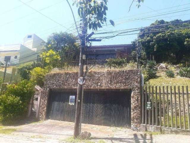 Casa com 5 dormitórios , sendo uma suíte , living para 3 ambientes com lareira , cozinha ampla , sótão , piscina , salão de festas  e garagem para 3 carros