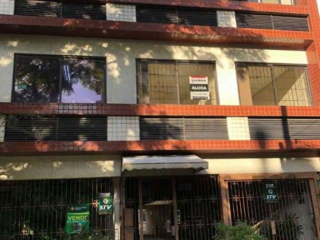 Ampla sala comercial mobiliada no bairro Rio Branco com 74m² privativos, composta de três salas de atendimento,sendo a principal com banheiro privativo, sala de recepção, cozinha e banheiro social e a