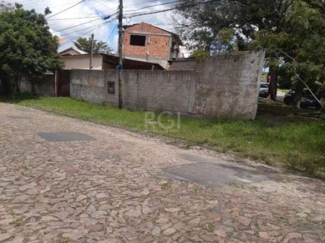 Excelente terreno de esquina, plano, em privilegiada localização, medindo 20,00m X 23,90m X 28,50m, com 2 casas de alvenaria, sendo uma pronta e a outra em acabamento.     &lt;BR&gt; Ótima opção para 