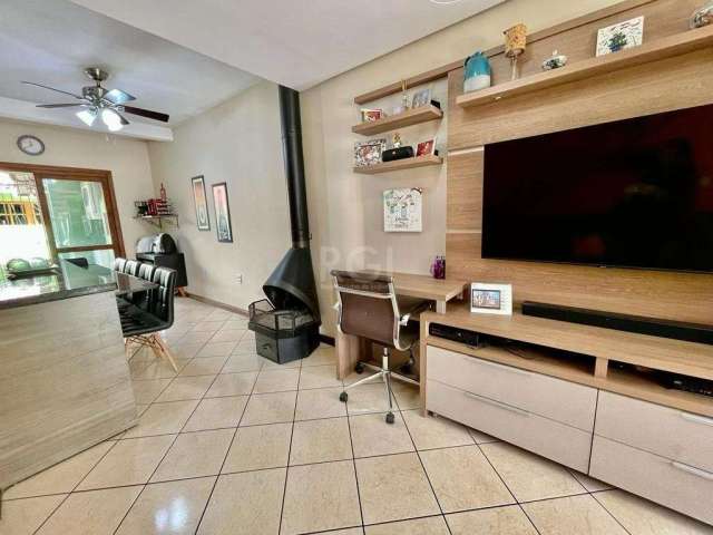 Casa 2 dormitórios, 1 vaga de garagem, no bairro Vila Nova, Porto Alegre/RS     &lt;BR&gt;&lt;BR&gt;Excelente casa no Bairro Vila Nova, no  primeiro pavimento um amplo living com lareira, cozinha mobi