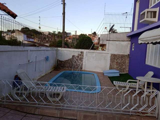 Casa 2 dormitórios, 1 suíte, 2 vagas de garagem, no bairro Vila Nova, Porto Alegre/RS    &lt;BR&gt; &lt;BR&gt;Excelente sobrado com dois quartos no bairro Vila Nova em amplo terreno - trata-se de um t