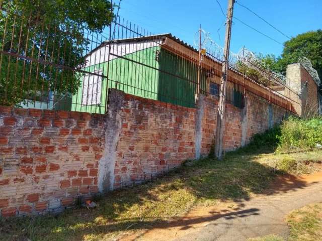 Terreno no bairro Cavalhada, Porto Alegre/RS.  &lt;BR&gt;    &lt;BR&gt;Terreno na rua Conego Vieira da Soledade, com 140 m2, possui no seu interior uma casa mista  com aproximadamente 65 m2, não averb