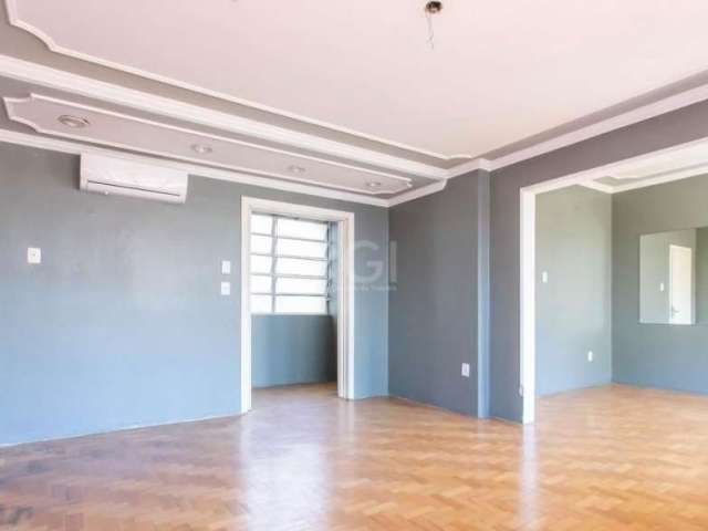 Amplo apartamento de  3 dormitórios, um com sacada, 2 banheiros, gabinete/escritório (ou mais um dormitório), sala de estar, sala de jantar, cozinha, área de serviço e dependência de empregada com ban