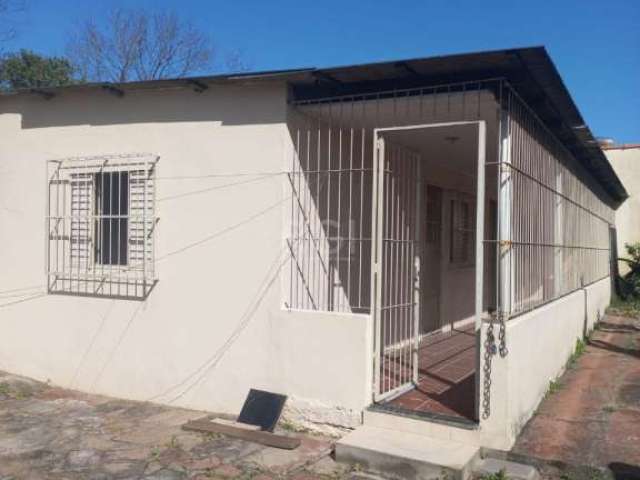 No terreno tem 2 casas a venda a da frente possui  cozinha, banheiro, 1 quarto, sala, área de serviço com tanque e espera para máquina de lavar e pátio.&lt;BR&gt;A casa dos  fundos possui  cozinha, ba