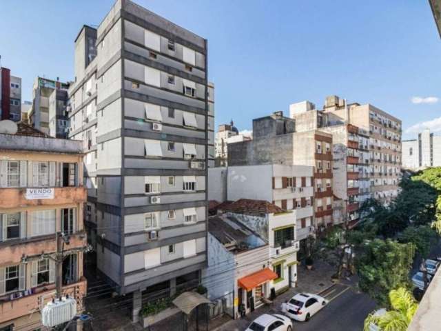 Apartamento de  2 dormitórios, sala, hall, banheiro, cozinha, área com tanque, quarto e banheiro de empregada no Centro Histórico.    &lt;BR&gt;O Centro Histórico é a mais antiga área urbanizada de Po