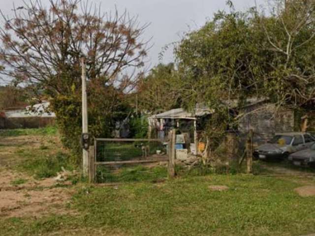 Ótimo terreno na Av. Orleans no bairro Guarujá,  , perfeito para investimento,  contendo uma casa com 2 dormitórios, sala, cozinha e banheiro. Pátio na parte dos fundos e frente com vaga para 4 carros