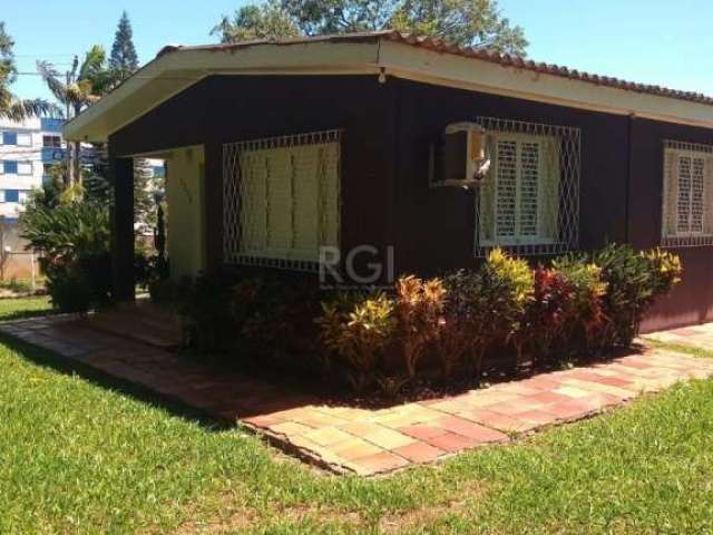 Campo Novo, rua asfaltada, lindo jardim com gramado e variedade de lindas e coloridas flores, com arvores frutíferas,  uma bela casa 3 dormitorios, sala, cozinha, banheiro, um galpão com churrasqueira