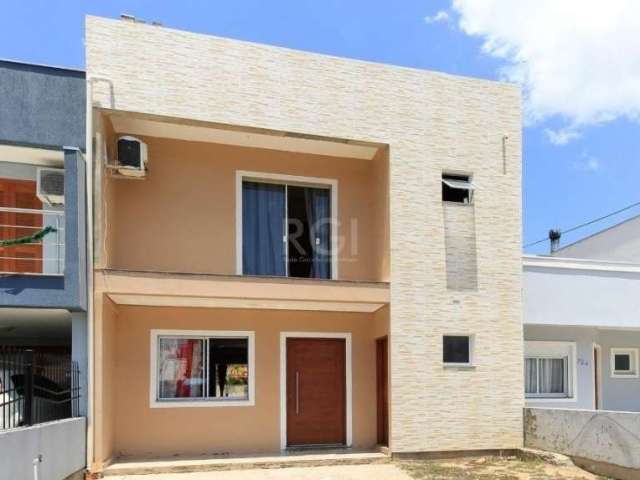 Excelente casa com três pisos, 3 Dormitórios sendo 1 suíte com closet, e espera para hidromassagem . Living com lareira, cozinha com Ilha com pedra e  móveis sob medida, 3 banheiros. Terceiro  piso co