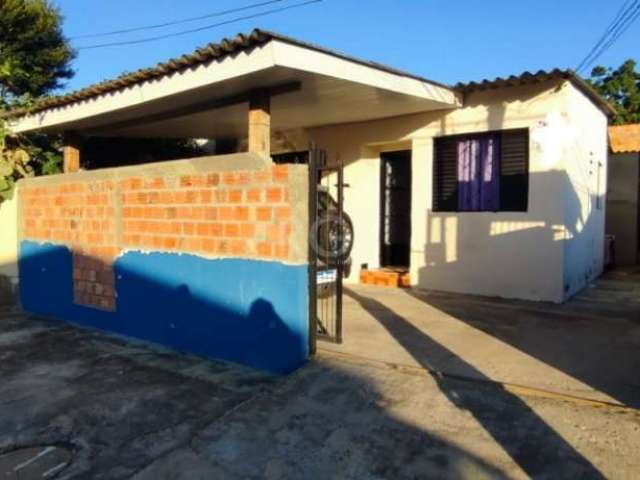 Casa no bairro Restinga com 2 dormitórios, amplo living, banheiro, garagem para dois carros,  sendo uma coberta edícula nos fundo em fase final de construção com mais um dormitório e uma banho com sal