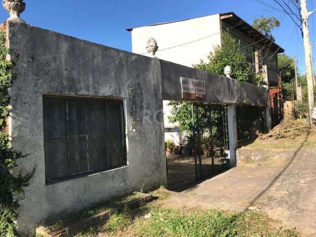 Imóvel 2 pisos com anexo lateral composta por 4 dormitórios, sala, cozinha, um lavabo, 2 banheiros com box de vidro. Amplo terreno com uma cachoeira aos fundos, medindo 11,5x46 m.&lt;BR&gt;Casa precis