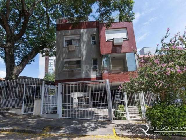 Apartamento de 90 m² privativos, 2 dormitórios, sendo uma ampla suíte, amplo living, muito espaçoso, sacada fechada com churrasqueira e uma vista tranquila e arborizada. 2 vagas de garagem coberta, es