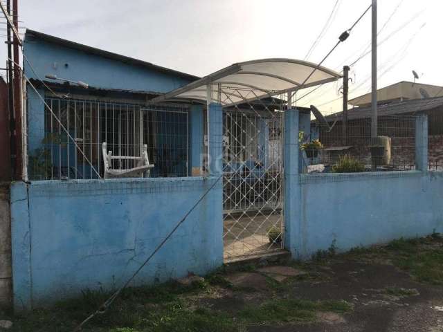 Amplo terreno com ótima localização no bairro Camaquã, composto por 2 casas individuais. Casa da frente com 2 dormitórios, living para 2 ambientes com lareira, cozinha com passa pratos, banheiro socia