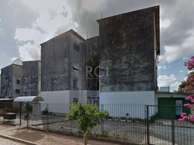 Apartamento térreo, com 2 dormitórios, living, cozinha, área de serviço, garagem coberta fechada ao lado do ap com acesso interno direto. Condomínio com portão de gradil. Ótima localização, próximo a 