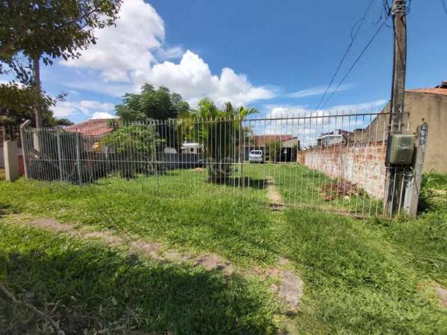 Excelente casa de esquina com excelente terreno, Ipanema residence Park com 3 dormitórios, sala com lareira, cozinha, 1 banheiro bem amplo com banheira, imóvel bem localizado próximo ao zaffari hípica