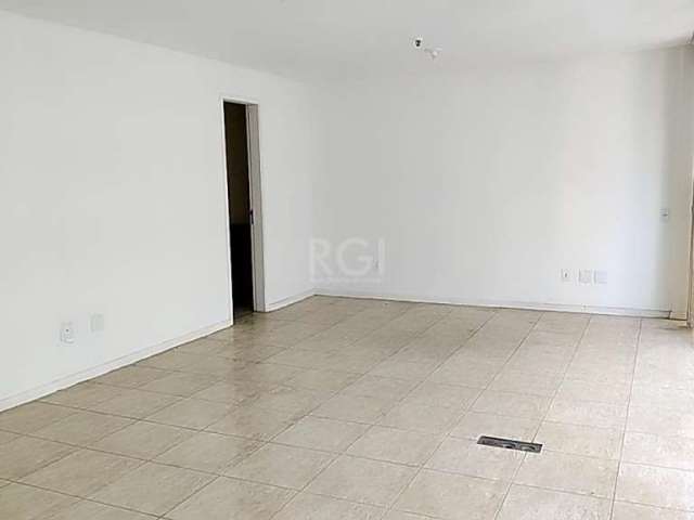 Sala comercial localizada na Vigário José Inácio no Centro de Porto Alegre.&lt;BR&gt;Com 38 m², composta de sala e banheiro, andar alto, silenciosa, com excelente iluminação natural, em edifício com e