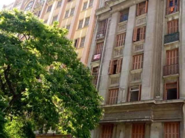 APARTAMENTO 3 DORMITÓRIOS NO BAIRRO: CENTRO DE PORTO ALEGRE:&lt;BR&gt;Apartamento com 3  dormitórios com possibilidades para de 4 dormitórios, living, cozinha, 2 banheiros, pé direito alto, arejado, v