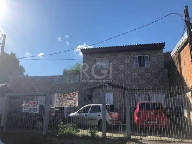 Terreno com 3 casas no pátio na rua Professor Abílio Azambuja , espaço na frente para 3 ou 4 carros.&lt;BR&gt;Casas individuais, cozinha gigante nos fundos, salão pronto para eventos, mais pátio nos f