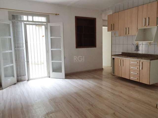 Apartamento de 01 (um) dormitório, no Bairro Santana, imediações da Avenida Bento Gonçalves e Rua Vicente da Fontoura. De fundos, silencioso, com living para 02 (dois) ambientes, piso em laminado, pát