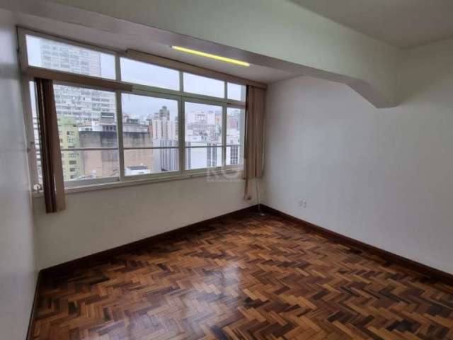 Ótima sala comercial no Centro de Porto Alegre. Conjunto de 2 salas unificadas, com divisórias para 3 salas, com copa e 2 lavabos. Bem iluminada, piso em parquet em ótimo estado. Em prédio com portari