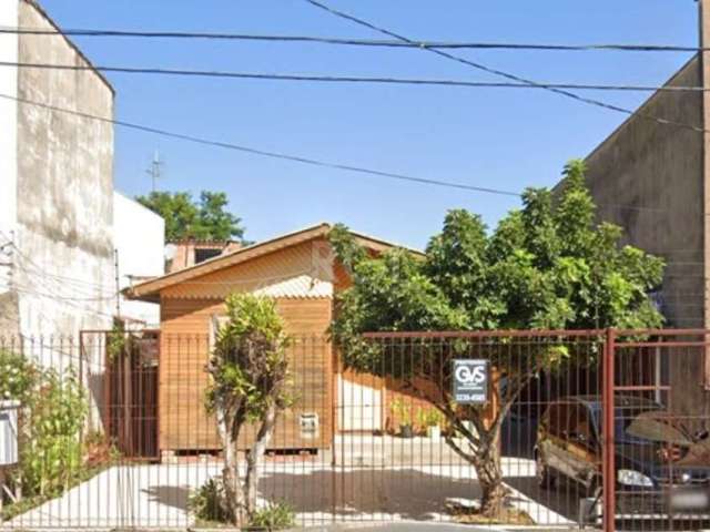 LINDA Casa em terreno 10x30  com 3 dormitórios e 1 suite, living 2 ambientes, banheiro social, cozinha, lavanderia. Amplo pátio e ampla garagem lateral com churrasqueira e  garagem coberta para 2 carr