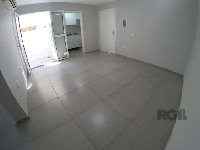 VENDO ALUGADO  Apartamento JK térreo no bairro Santana em Porto Alegre,  todo reformado, piso em ceramica, área externa aberta, Ar Condicionado SPLIT instalado, cozinha com armários e fogão CookTop,  