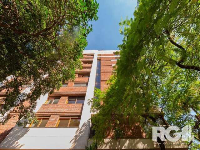 Excelente apartamento Garden com 325 m² privativos, com 3 suítes, 2 elevadores, 4 vagas de garagens, à venda no bairro Moinhos De Vento.&lt;BR&gt;&lt;BR&gt;Excelente Apartamento Garden, no empreendime