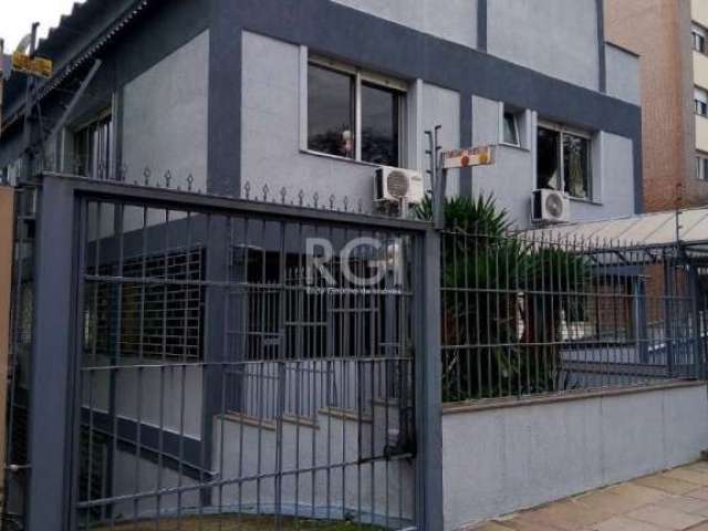 Vende-se apartamento de 02 dormitórios com sala, living amplo em 2 ambientes, banheiro social, cozinha com área de serviço separada. Excelente localização perto das principais avenidas dos bairros e d