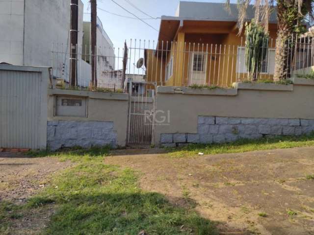 Casa de frente com  /- 90m²   apartamento de fundos com  /- 90m²   grande espaço comercial tipo garagem, acomoda em torno de 10 veículos. Imóvel adequado para moradia, atividade comercial e moradia ou